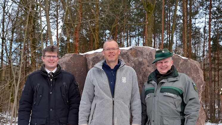 BDF-Bundesvorsitzender Ulrich Dohle, Wermsdorfs Bürgermeister Matthias Müller und Forstbezirksleiter Andreas Padberg (v.l.) vor dem Gedenkstein zum "Waldgebiet des Jahres 2018" im Wermsdorfer Wald