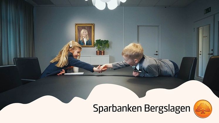 Bergslagens Sparbank och Södra Dalarnas Sparbank tar i hand.