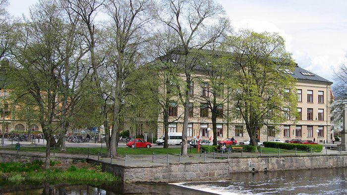 Vi måste evakuera Karolinska skolan under ett läsår