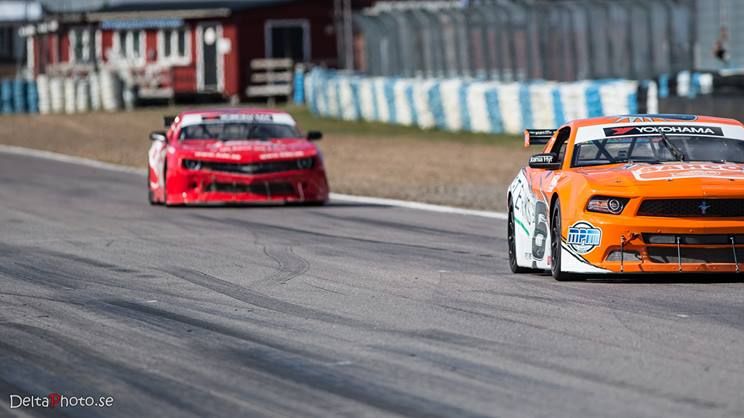 V8 Thunder Car kör sitt eget race. Midland passar på att önska en Thunderglad Påsk!