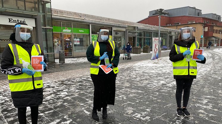 Trängselvärdar på Hjällbo Centrum. Foto Drivhuset