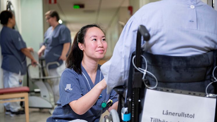 På Danderydsgeriatriken finns 87 vårdplatser för äldre, multisjuka och sköra patienter som får stöd av ett multiprofessionellt vårdteam. I bilden ser vi leg sjuksköterskan Helén Han.