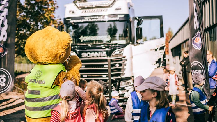Scania Suomi ja Lasten Klinikoiden Kummit ry vierailevat Teemu-nallen kanssa päiväkodeissa kertomassa liikenneturvallisuudesta.
