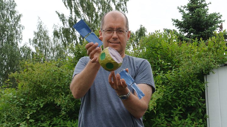 Professor Herbert Gunell, Umeå universitet, med en modell i papier maché av Comet Interceptor.