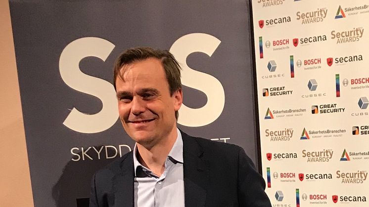 Jonas Lindström, Marknadsdirektör på Verisure Sverige, tog emot priset för Årets Säkerhetsföretag 2017. Foto: Verisure