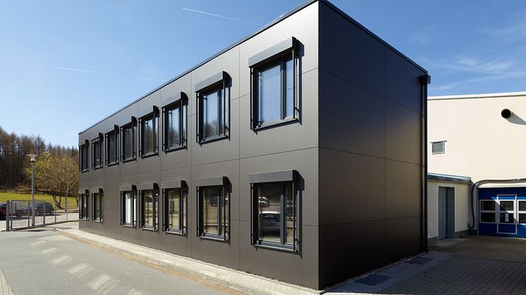 Das moderne Bürogebäude von B. Braun Avitum Saxonia erfüllt hohe Ansprüche hinsichtlich Nachhaltigkeit und Brandschutz.
