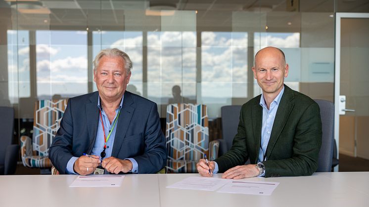 Ulf Aass, konserndirektør for øknonomi- og  finans i Posten Bring og Odd Woxholt, divisjonsdirektør i Skatteetaten har nå signert en omfattende samarbeidsavtale for å avdekke og forebygge arbeidslivskriminalitet i transportbransjen