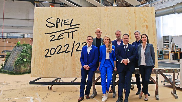Im Malsaal der Theaterwerkstätten stellte das Team um Intendant Tobias Wolff die neue Spielzeit vor - Foto: Karolin Kelm