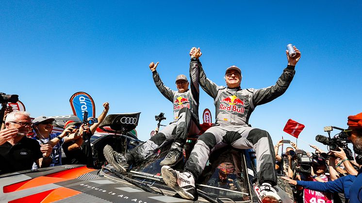 Carlos Sainz/Lucas Cruz säkrade Audis första seger i Dakarrallyt med elektrifierade RS Q e-tron
