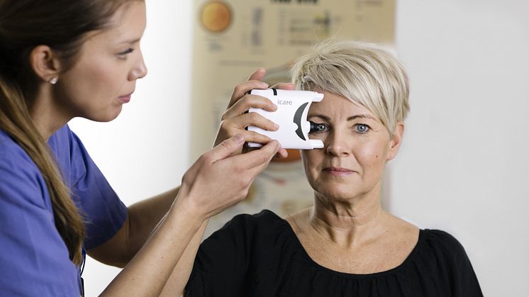 En patient får lära sig att använda tryckmätaren vid sitt besök på mottagningen för hemtrycksmätning på S:t Eriks Ögonsjukhus. (Foto: Johanna Hanno)