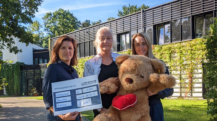 Jessica Schiebel und Sarah Schladitz, Firma REHENUS Automotive, übergeben Elvira Wegner (Mitte) den Spendenscheck