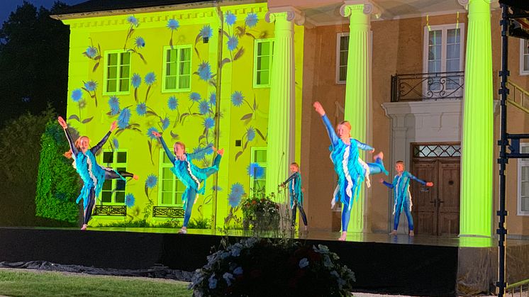 Danselever från Sunne Kulturskola dansar framför herrgårdsfasaden. Fasadshowen "Light Without Borders" som arrangerades i Rottneros park i Sunne, 4 september, har utsetts som vinnare för bästa teaser i filmtävlingen North Sea Video Contest 2021.