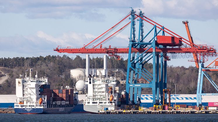 Samskips containerfartyg Helgafell på väg att lägga till vid APM Terminals kortsjöterminal i Göteborgs Hamn. Bild: Göteborgs Hamn AB.