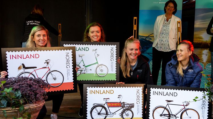 Fire norske toppsyklister viser fram de nye frimerkene, som ble lansert i forbindelse med Ladies Tour of Norway i Halden. Fra venstre Birgitte Ravndal, Susanne Andersen, Emilie Moberg og Katrine Aalerud. Foto: Kenneth Asbjørnsen, Eventfotografene