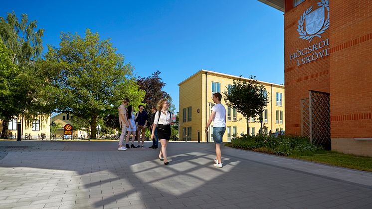 Nästan 2 100 personer har blivit antagna till program vid Högskolan i Skövde i höst.