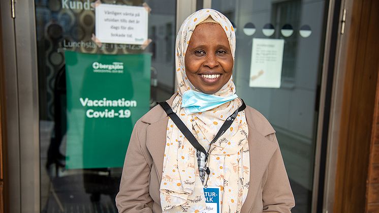 Farhiya Hassan tycker att alla som får chansen ska vaccinera sig mot Covid-19.