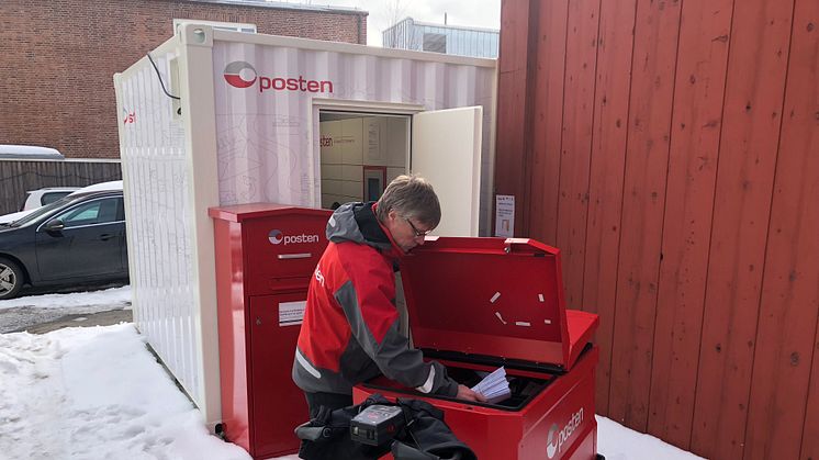 Postbud Svein Kyrre Hamnes med dagens leveranse av pakker og brev til postautomaten i Sandakerveien. FOTO: Posten