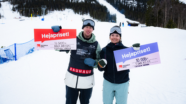 Totalvinnarna Felix Axelsson och Tova Nejne belönades med Svenska Spels Hejapris. Foto: Daniel Bernstål. 