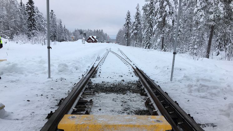 Tågväxelvärmaren är gjord av tunna folier av PTC-gummi och skyddas mekaniskt av en stålinkapsling.  Huvudmålet är att värma rälshuvudet, rälsfoten och rälstungan så effektivt som möjligt för att hålla de rörliga delarna i växeln fria från is och snö