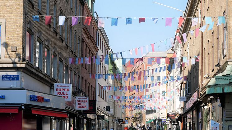 Jubileumsvimplar smyckar Kungsgatan i Göteborg