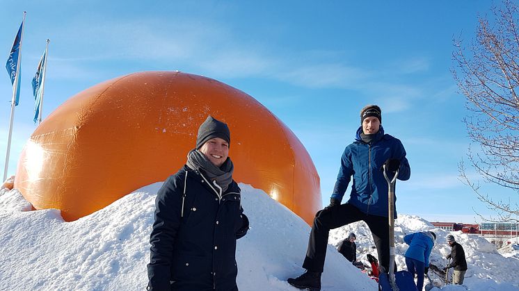 Mirco Schilling och David Reimert två av studenterna på kursen snö och is som varit med och byggt snöigloon.
