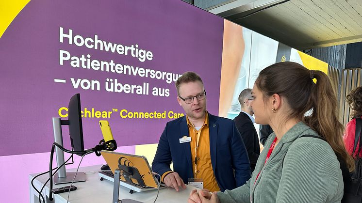 Cochlear komplettiert Connected Care um intraoperatives Tool Cochlear™ Nucleus® SmartNav – Marvin Sandmann (li.), Product Manager Connected Care von Cochlear Deutschland, und Audiologin Theda Eichler (re.) (Foto: Cochlear Ltd.)