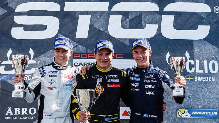 Prispall race 1, fr.v: Juuso Puhakka (tvåa), Linus Lundqvist (etta), Hugo Nerman (trea). Foto: Jerry Karlgren/STCC