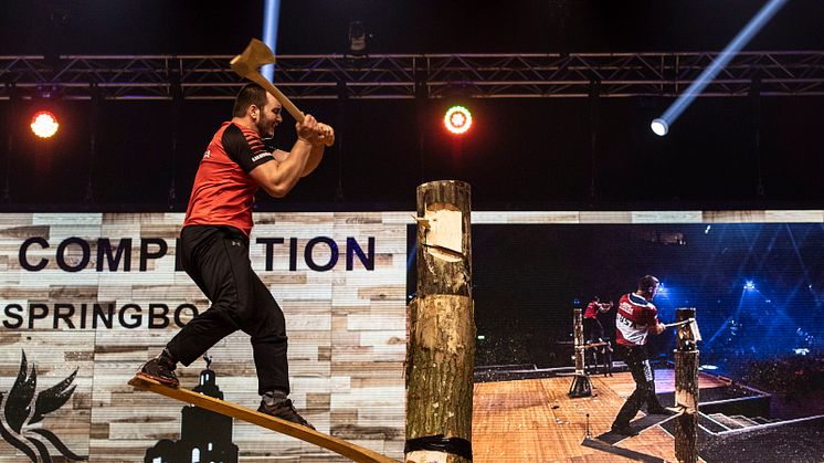 Nathan Cumberland, Kanada, i den spektakulära grenen Springboard under VM i Liverpool 2018. Foto: STIHL TIMBERSPORTS®.