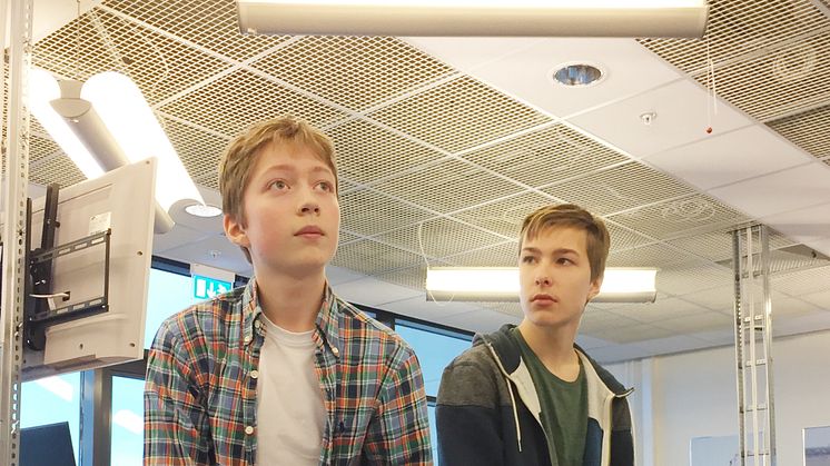 Finalpriset för Robothon-tävlingen var att köra Motoman industrirobotar. Här programmerar  Karl Andersson Larsén och Jack Tóth-Égetö för fullt. De går båda i åttonde klass. Foto: Yaskawa Nordic AB.