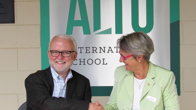 Michael Chapman, Schulleiter der Alto School, unterzeichnet mit Catherine Donovan von der Stiftung Louisenlund die Kooperationsvereinbarung. (Foto: Alto International School, Claudia Weber)