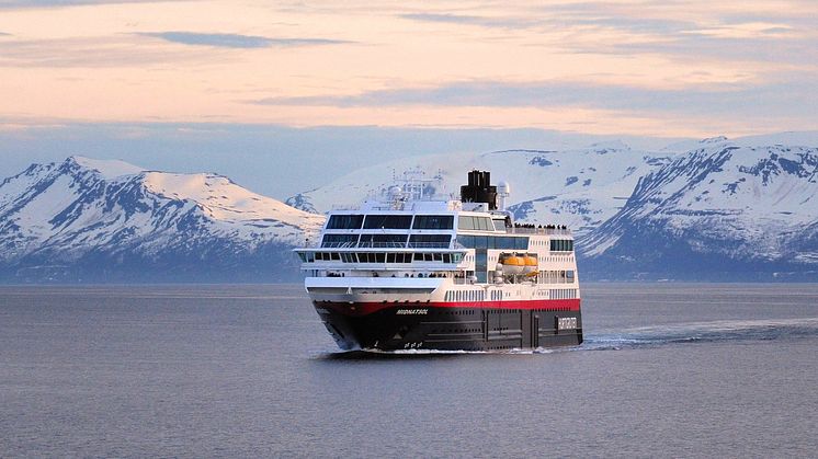På grunn av strenge reiserestriksjoner, må Hurtigruten forlenge sin midlertidige driftsstans med seks uker. Unntaket er den spesialtilpassede ruten med to skip mellom Bodø og Kirkenes. Foto: Hurtigruten
