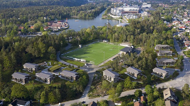 Intill Nysätra IP i Trollhättan norr om Göteborg planerar Riksbyggen att bygga ljusa och moderna lägenheter i tio tvåplanshus.