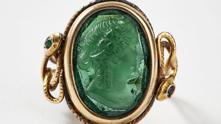 Gold ring with cut emerald, mid 19th century