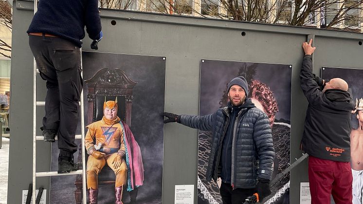 Nu byggs utställningen Ikoner upp på Mårtens Torg