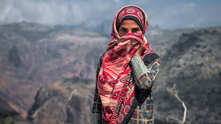 En flicka från Jemen, ett land som ligger på plats 5 på World Watch List 2024 (foto: Andrew Svk, Unsplash).