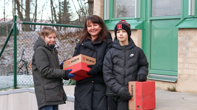 Helen Berglund, träslöjdslärare på Hovstaskolan tillsammans med Edvin Vik och Harry Elmvik i klass 6E på Hovstaskolan.