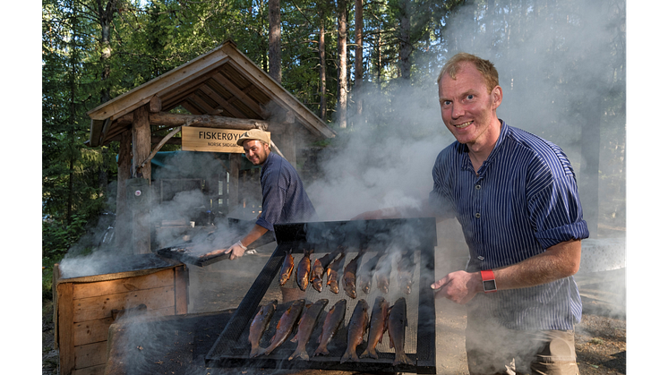 VINNER: Den tradisjonsrike fiskerøykingen på Prestøya vant nylig en avstemning over de mest populære aktivitetene under De nordiske jakt- og fiskedagene. Fiskerøykerne er Håkon Grindal (t.v.) og Erik Burud. Foto: Bård Løken/Anno