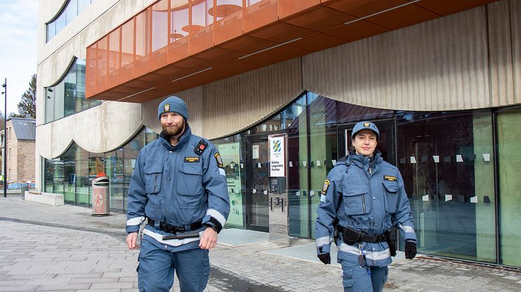 Toni och Viktoria är två av de ordningsvakter från Cubsec som regelbundet ronderar på våra torg.