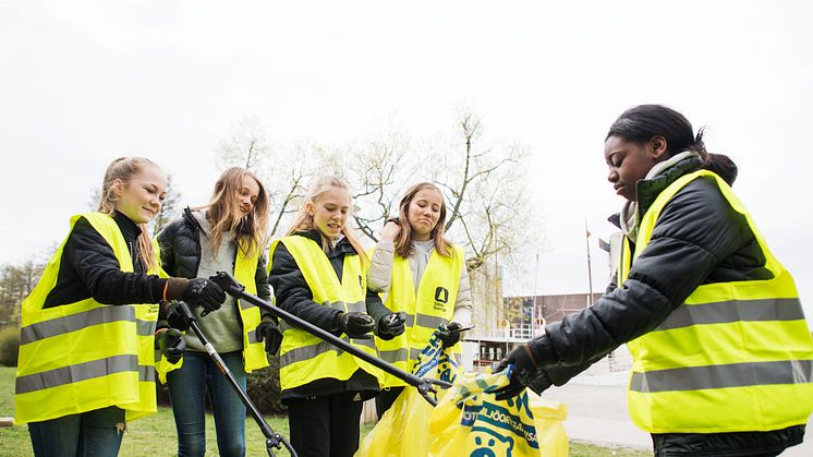 På lördag städar lokala idrottsföreningar kring Högdalenverket. Foto: Linnea Rheborg.