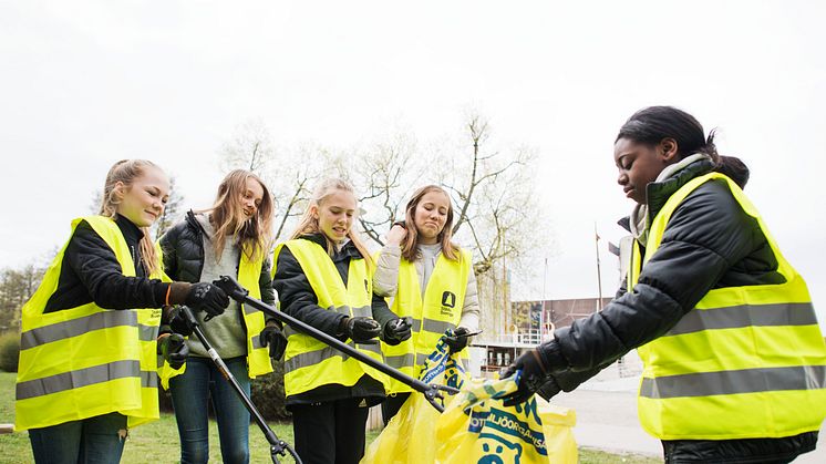 Ungdomar städar hos lång 50:åring