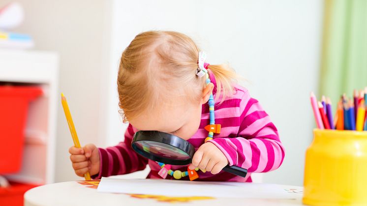 1707888-toddler-girl-looking-through-magnifier