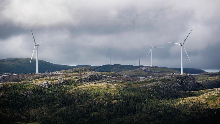 ALLE PÅ PLASS: I Roan vindpark er alle 71 vindturbiner installert. Nå venter tester og prøvedrift før den settes i kommersiell drift på tampen av året. (Foto: Ole Martin Wold/Fosen Vind)