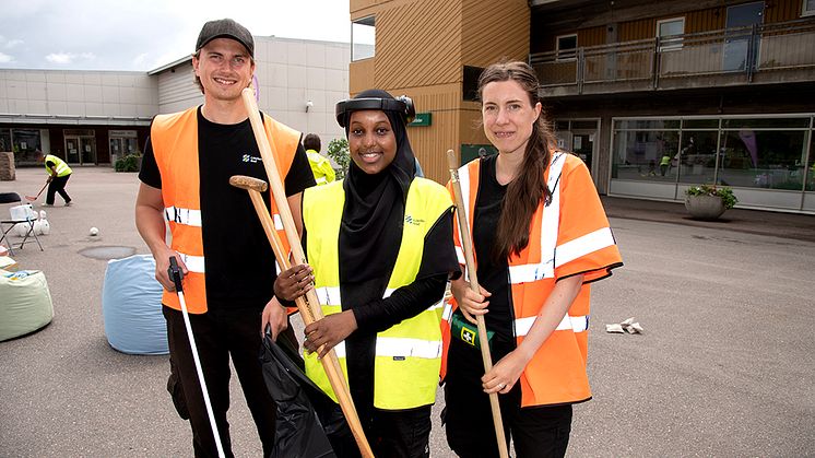 Handledare Marcus Wassenius, feriearbetare Fadumo Rage och handledare Rosanne Elfstrand åker runt i hela Nordost för att fixa fint i utemiljön.