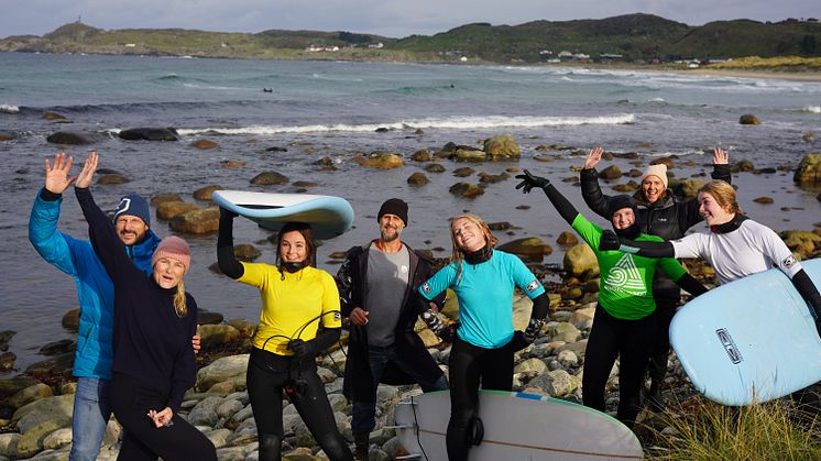 Princess Ingrid Alexandra (in yellow) with her parents Crown Prince Haakon and Crown Princess Mette-Marit (to the left) at Borestranden beach, Norway. Photo: Det kongelige hoff