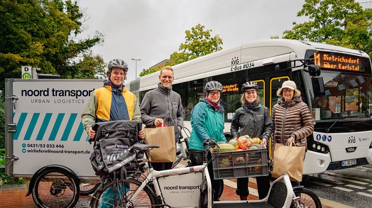 V.l. Matthi Bolte (Geschäftsführer noord transport), Jonas Godau (Innenstadt-Manager, Kiel-Marketing) Ines Irion & Laura Calvo Moreno (Kurierinnen noord transport) und Andrea Kobarg (Pressesprecherin der KVG Kieler Verkehrsgesellschaft mbH)