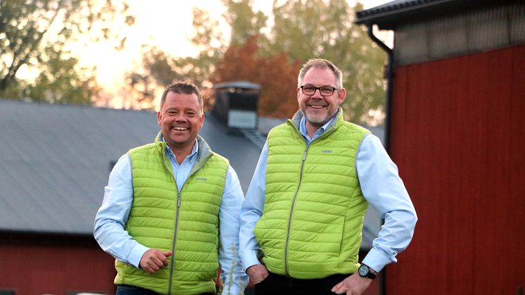 Magnus Karlsson, chef för region väst tillsammans med Lennart Eriksson, säljare i Dalsland.  Foto: Swedish Agro Machinery