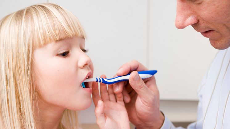 Der er også ros til forældrene: de er gode til at hjælpe deres børn med tandbørstningen