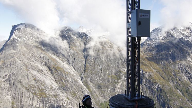 Mannen:  GNSS mast i det rasutsatte fjellpartiet.