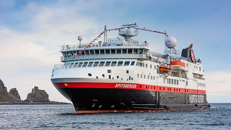 Hurtigruteskipet MS Spitsbergen døpes i Svolvær i dag.