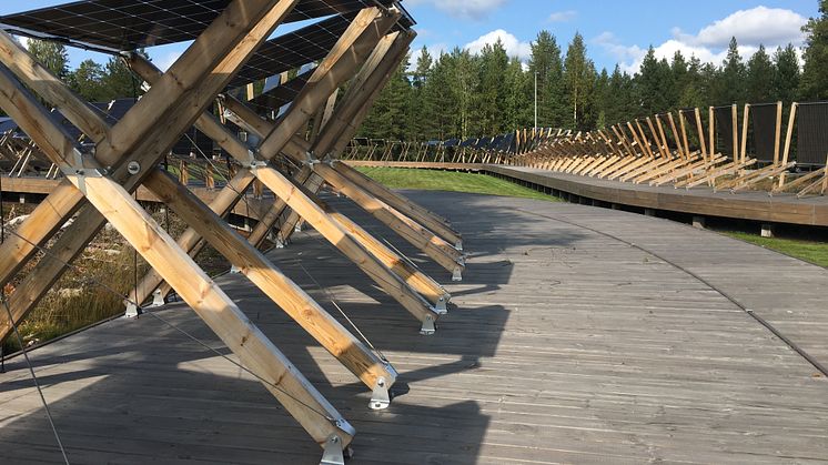 Solcellsparken Solvåg är både en forskningspark för dubbelsidiga solpaneler och en konstverk.